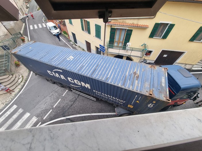 Stella, un altro camion bloccato a San Martino. Il sindaco: "Un tir incastrato e un codice rosso nella stessa via si rischia una tragedia" Stella, un altro camion bloccato a San Martino. Il sindaco: "Un tir incastrato e un codice rosso nella stessa via si rischia una tragedia"