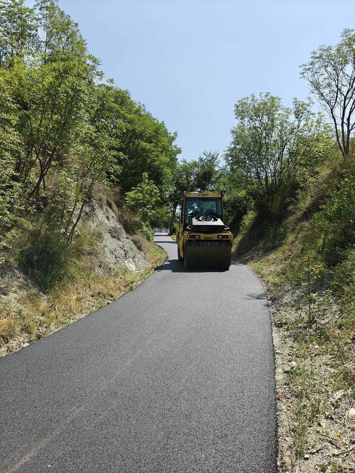 Millesimo, nuovo asfalto in località Spalletto dopo i lavori sulla rete idrica Millesimo, nuovo asfalto in località Spalletto dopo i lavori sulla rete idrica