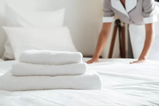 Asciugamani, accappatoi e lenzuola: il comfort dell'hotel si misura al tatto
