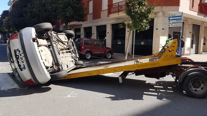 Albenga, auto cappottata tra via Venezia e via N. Sauro: sul posto la polizia stradale (FOTO e VIDEO)