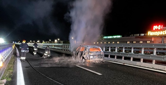 Auto in fiamme sulla A10 all'altezza di Villanova d'Albenga, intervengono i Vigili del fuoco (FOTO) Auto in fiamme sulla A10 all'altezza di Villanova d'Albenga, intervengono i Vigili del fuoco (FOTO)