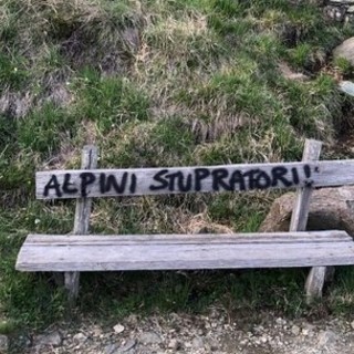 Atti vandalici contro gli alpini e la miniera sul Beigua, ripulite le scritte dal personale del Parco e dalle penne nere