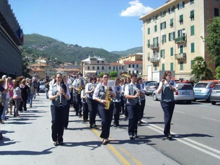 Varazze alle 18 partecipa al Flash Mob sonoro: sui balconi canti e musica sulle note dell'inno a Santa Caterina