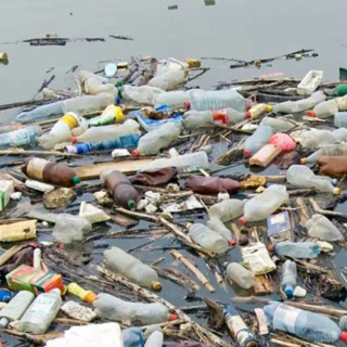 Impatto ambientale, Coldiretti: &quot;Ridurre il consumo di plastica per salvare l’ambiente&quot;