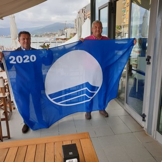 Savona, l'assessore Santi consegna la bandiera blu al presidente dei balneari Schiappapietra Savona, l'assessore Santi consegna la bandiera blu al presidente dei balneari Schiappapietra