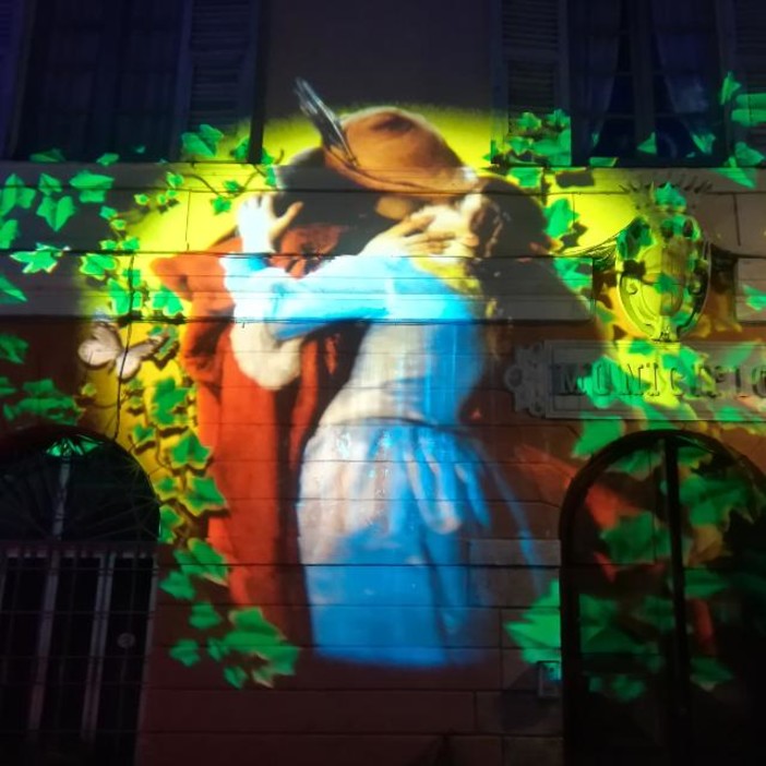 Nella foto: l'opera d'arte "Il Bacio" di Hayez proiettata sul palazzo comunale di Albenga Nella foto: l'opera d'arte "Il Bacio" di Hayez proiettata sul palazzo comunale di Albenga
