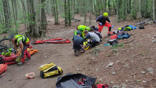Sbatte contro una roccia rompendosi il femore nel finalese: biker trasportato in elisoccorso al Santa Corona (FOTO)