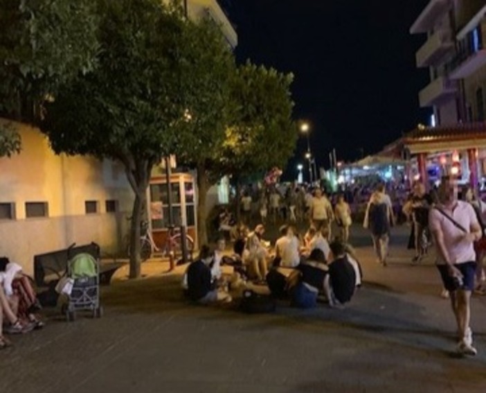 Pietra, mangiano pizza e bevono birra seduti per terra nel centro storico: il commento di un cittadino