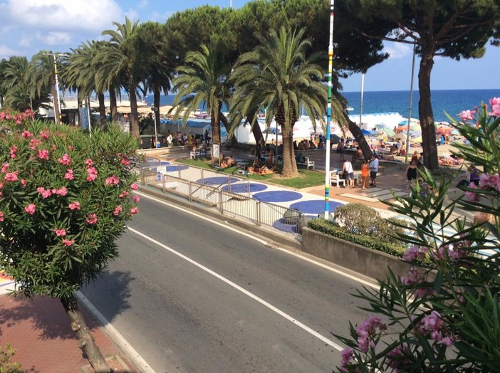 La nuova frontiera del turismo savonese: le aiuole trasformate in bivacchi domenicali dai turisti La nuova frontiera del turismo savonese: le aiuole trasformate in bivacchi domenicali dai turisti