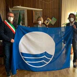 La bandiera blu sventola su Varazze per la diciannovesima volta La bandiera blu sventola su Varazze per la diciannovesima volta