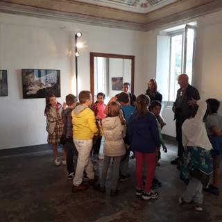 L'arte del fotografo Gero Lomnitz incanta i bambini di Calice Ligure