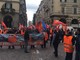 I lavoratori in sciopero insieme ai sindacati (immagine di repertorio)