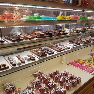 Da 114 anni ad Alassio i baci de "L'antico Caffè della Pasticceria Balzola"