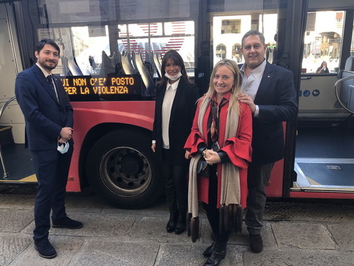 I bus liguri del servizio pubblico si muovono contro la violenza sulle donne: I bus liguri del servizio pubblico si muovono contro la violenza sulle donne: