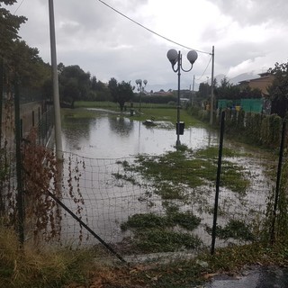 Bomba d'acqua ad Albenga: le fogne allagano l'area canina in regione Burrone (FOTO e VIDEO)