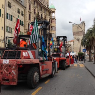 Lavoratori in corteo a Savona: blocco del traffico con i mezzi pesanti