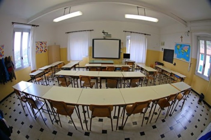 Caso sospetto al Boselli Alberti di Savona, nessun positivo dopo i tamponi: si torna in classe Caso sospetto al Boselli Alberti di Savona, nessun positivo dopo i tamponi: si torna in classe