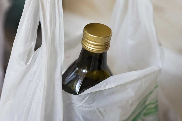"Si rompe la borsa con la bottiglia d'olio al supermercato: creduta solo quando è cascata anche al direttore" "Si rompe la borsa con la bottiglia d'olio al supermercato: creduta solo quando è cascata anche al direttore"