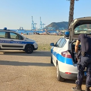 Savona, rimosse 20 tende alla foce del Letimbro e nelle spiagge delle Fornaci e di Zinola