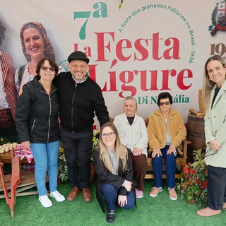 Al centro della foto, Manoella Formento, discendente del pioniere Stefano Formento)