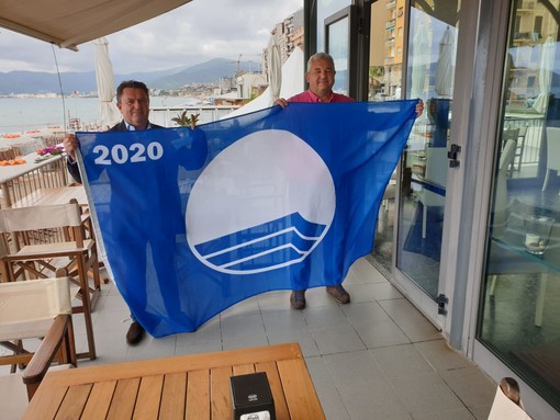 Savona, l'assessore Santi consegna la bandiera blu al presidente dei balneari Schiappapietra Savona, l'assessore Santi consegna la bandiera blu al presidente dei balneari Schiappapietra