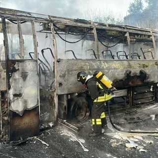 Bus in fiamme a Feglino, Tpl: "In corso gli accertamenti sulle cause. Prioritario concretizzare nel Finalese un'area di ricovero dei mezzi"