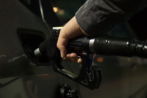 Impennata dei prezzi per la benzina (+11,5%) e il gasolio (+12,3%): il commento di UeCoop Liguria