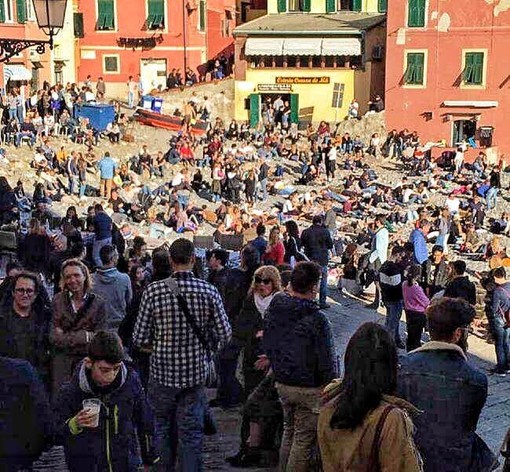 La domenica di sole batte la paura del contagio: spiagge affollate in tutta la Liguria. Lo sfogo di Toti: "Ragazzi, così non va!" La domenica di sole batte la paura del contagio: spiagge affollate in tutta la Liguria. Lo sfogo di Toti: "Ragazzi, così non va!"