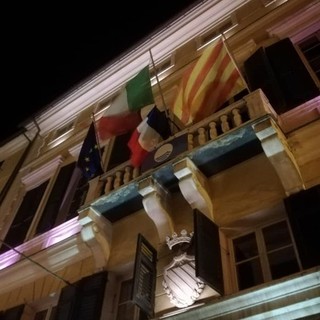 Finale, rimossa la bandiera francese dal terrazzo del Palazzo comunale