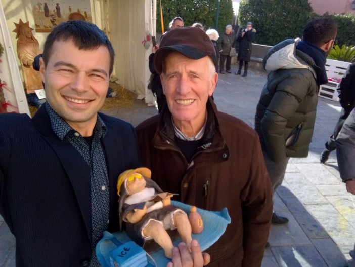 Nella foto l'opera in ceramica tenuta da Diego Gambaretto e Benito Piemontino