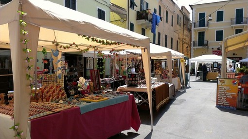 Commercio ambulante in Liguria, cresce il numero delle bancarelle: oltre la metà sono straniere