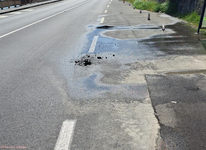 Celle, si rompe un tubo sull'Aurelia: asfalto danneggiato