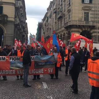 I lavoratori in sciopero insieme ai sindacati (immagine di repertorio)