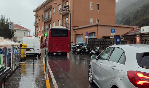 Bus Tpl Linea in panne, traffico bloccato in Finalborgo verso Marina