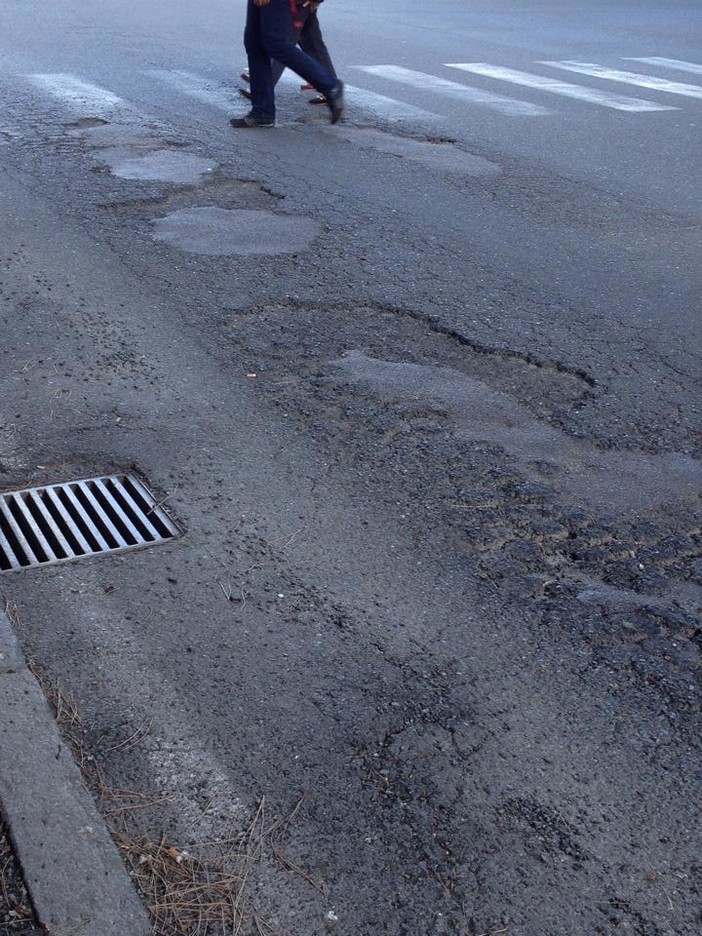 Raso (Forza Nuova Savona): "Grazie alle tasse pagate dai Savonesi il comune incassa, ma le strade asfaltate non ci sono" Raso (Forza Nuova Savona): "Grazie alle tasse pagate dai Savonesi il comune incassa, ma le strade asfaltate non ci sono"