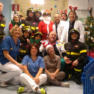 Babbo Natale pompiere fa visita alla Pediatria del San Paolo Babbo Natale pompiere fa visita alla Pediatria del San Paolo