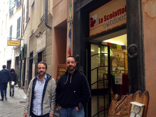 A destra Marco Briano titolare de "Lo Scoiattolo" e a sinistra Fabrizio Cupis, presidente Ascom Savona