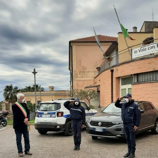 La bandiera a mezz'asta domina Borgio Verezzi: le parole del sindaco Dacquino