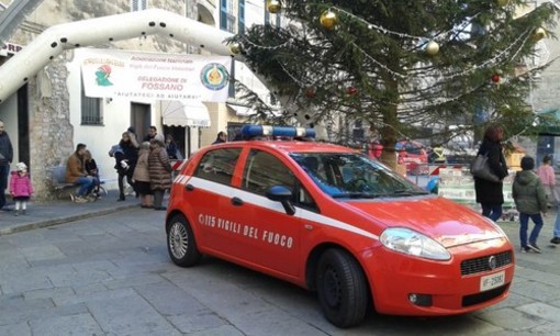 Albenga, la Befana scende dalle Torri con i vigili del fuoco
