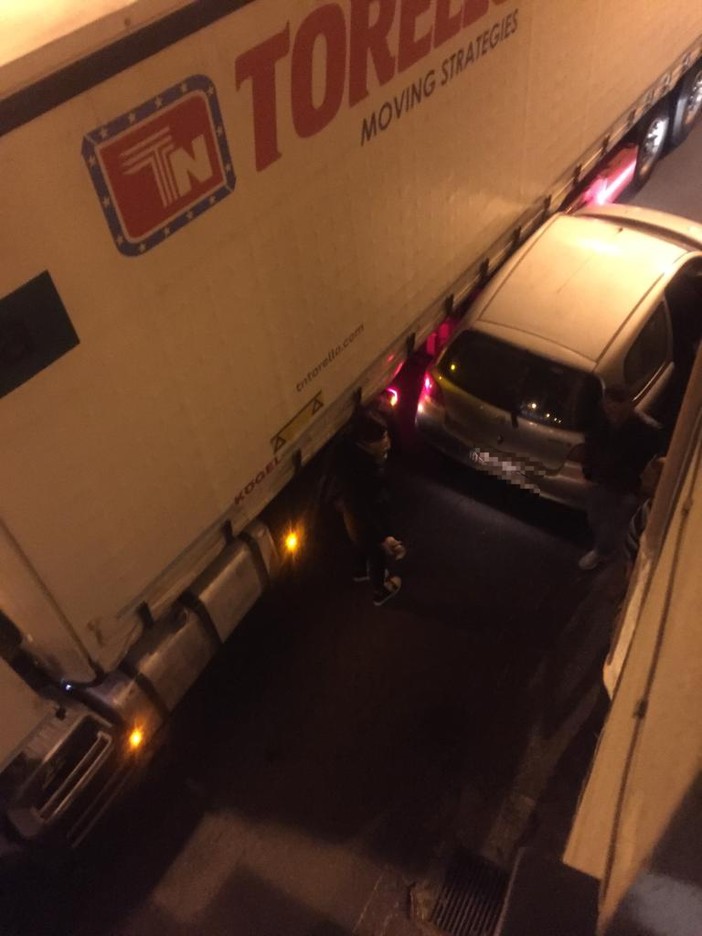 Albenga: camion e auto si "incastrano" in via Paccini Albenga: camion e auto si "incastrano" in via Paccini