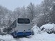 Bus finisce fuori strada e rimane bloccato nella neve: paura tra Urbe e Tiglieto