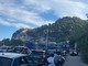 Bisarca incastrata nella rotonda, caos sulla via Aurelia a Bergeggi