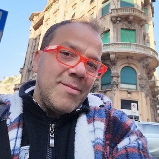 Giovane a rischio sgombero dal camper coi suoi cani, Leidaa offre un supporto: «Urgente garantirgli un posto sicuro e dignitoso dove stare»