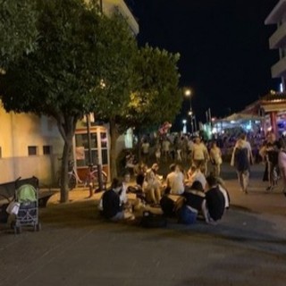 Pietra, mangiano pizza e bevono birra seduti per terra nel centro storico: il commento di un cittadino