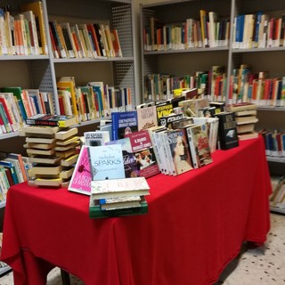 Una delle sale della biblioteca di Pietra Ligure (immagine di repertorio)