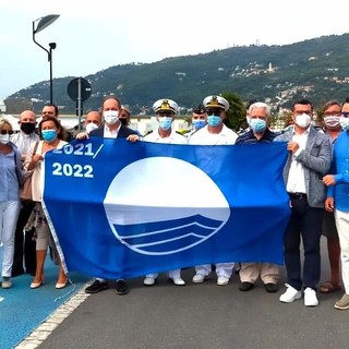 Continua a sventolare sulla Marina di Andora la Bandiera Blu: stamani la consegna del vessillo