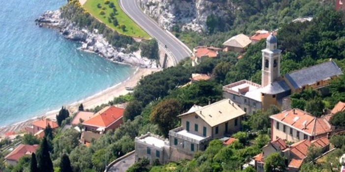 Donna a rischio annegamento a Bergeggi: salvata dal bagnino Donna a rischio annegamento a Bergeggi: salvata dal bagnino