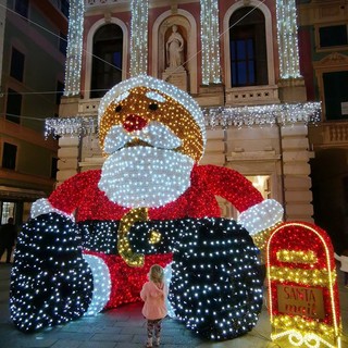 Varazze, un Babbo Natale da guinness per accedere il Natale (FOTO)