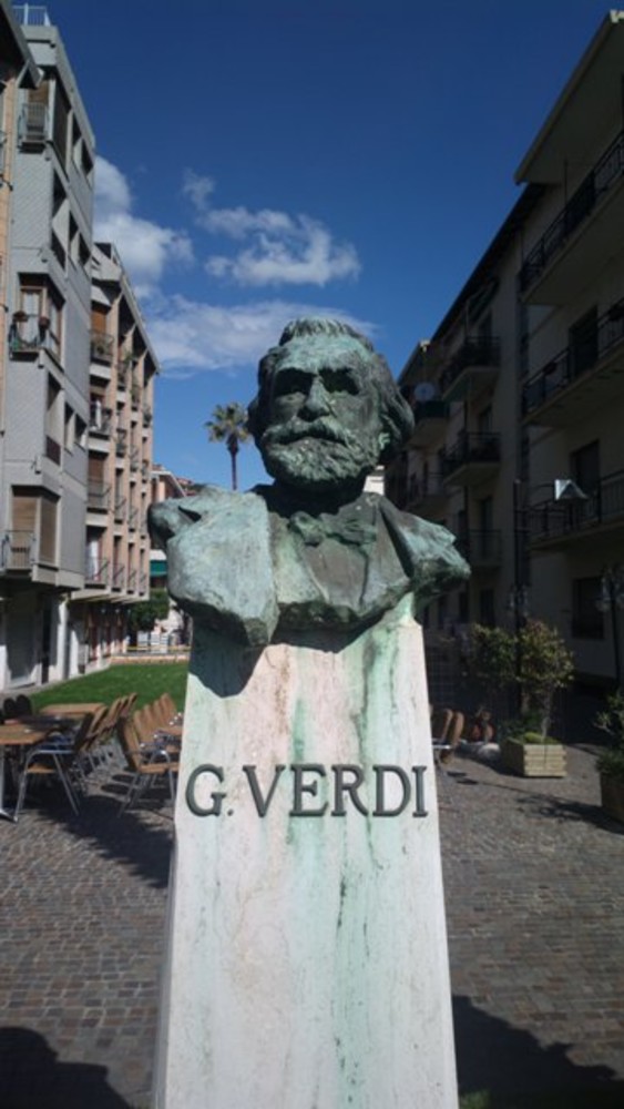 La statua di Giuseppe Verdi