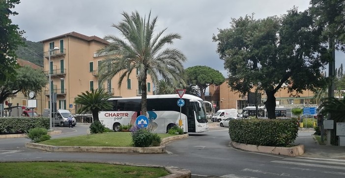 Finale, bus sbaglia manovra nella rotonda della stazione: mezzo danneggiato, traffico in tilt